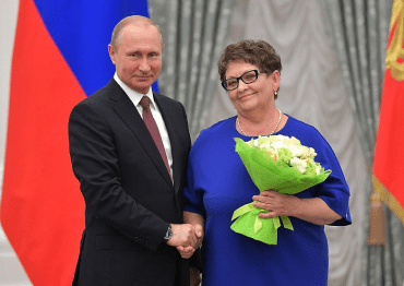 Президент России Владимир Путин награждает Жанну Доля